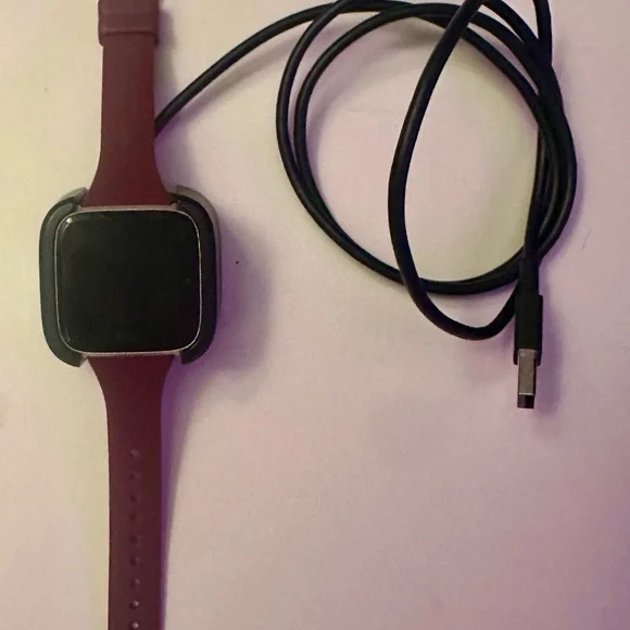 Fitbit Versa Watch + Band Bundle + Charger + Screen Protectors - Picture 11 of 12
